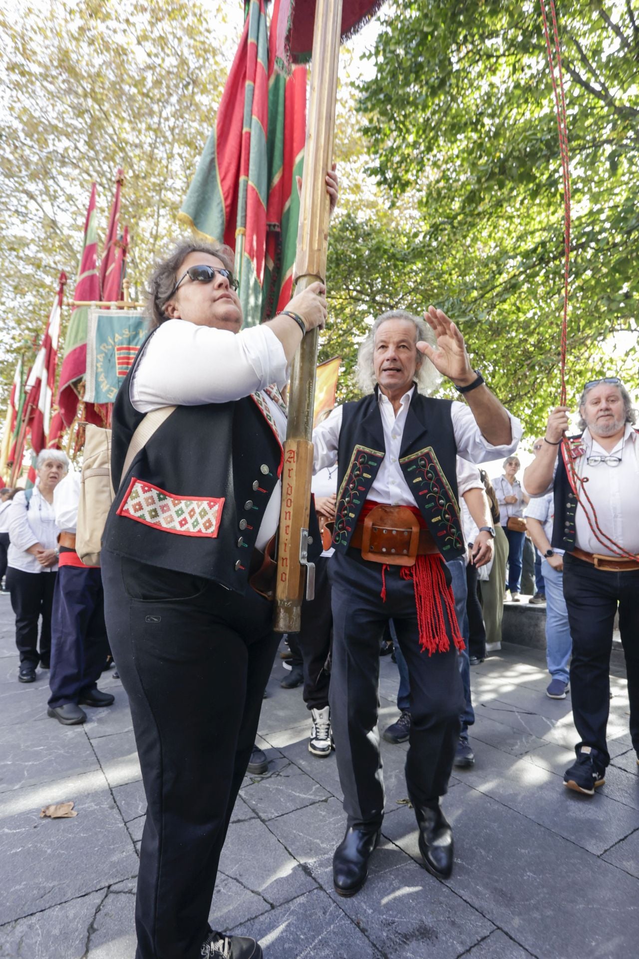 Asturias y León consolida su unión en Gijón: las imágenes del desfile de pendones