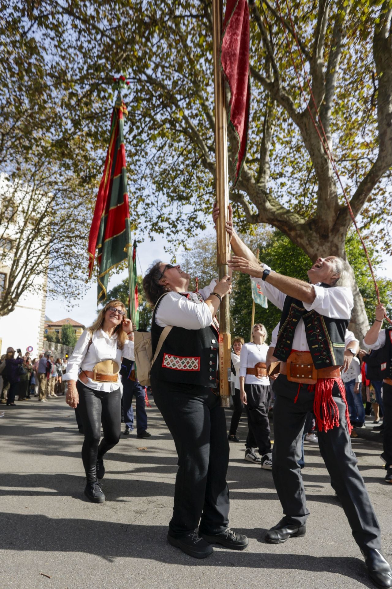 Asturias y León consolida su unión en Gijón: las imágenes del desfile de pendones