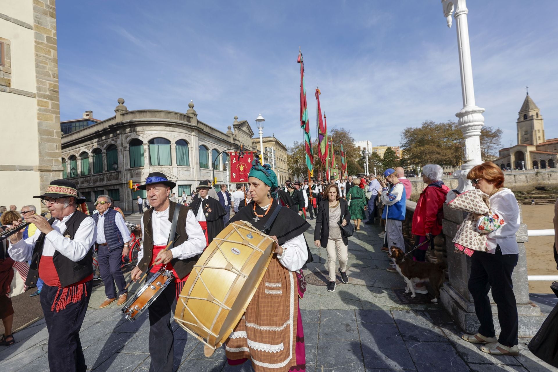 Asturias y León consolida su unión en Gijón: las imágenes del desfile de pendones