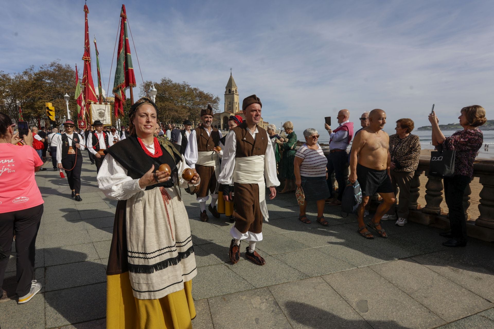 Asturias y León consolida su unión en Gijón: las imágenes del desfile de pendones