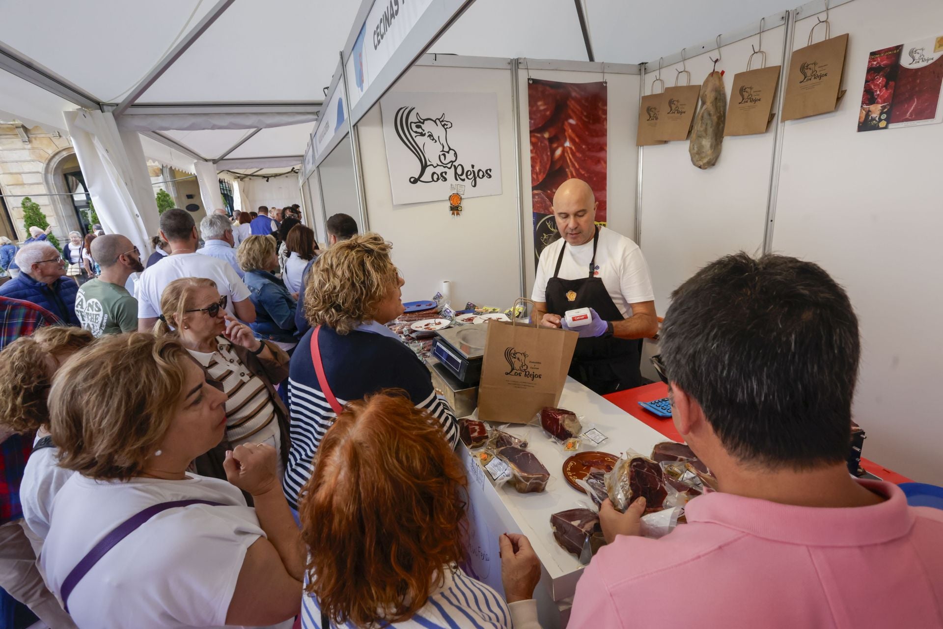 Asturias y León consolida su unión en Gijón: las imágenes del desfile de pendones