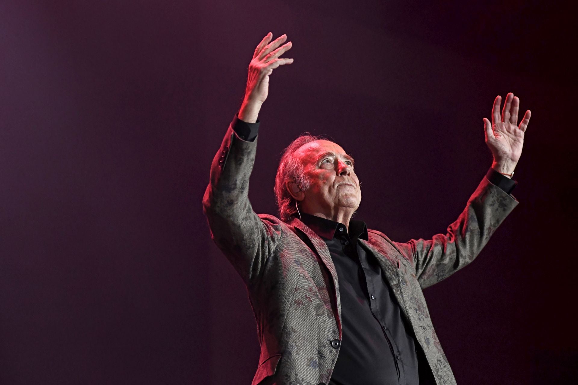 Joan Manuel Serrat, agradece al público en un concierto en el Palau Sant Jordi.