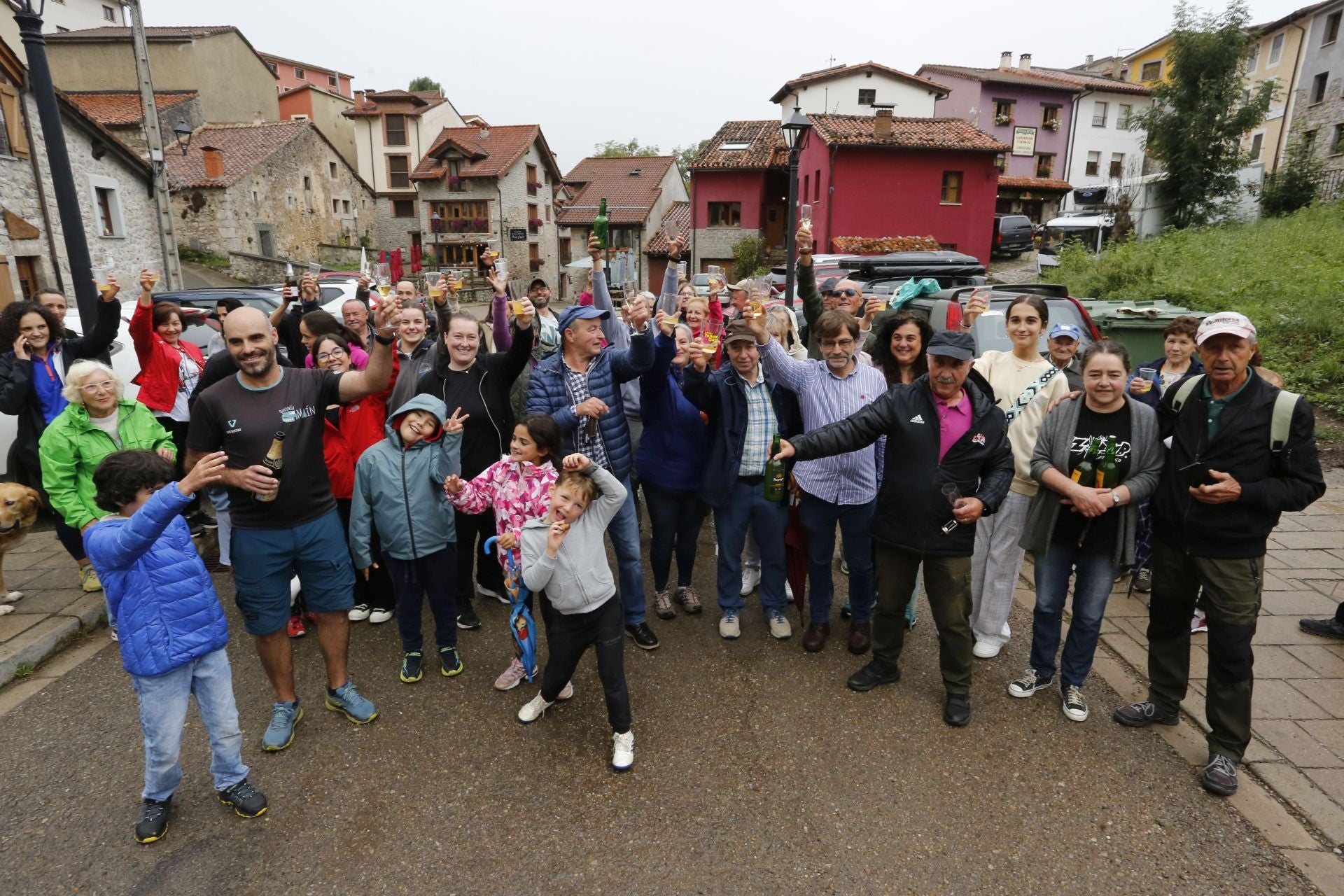 Los vecinos de Sotres celebrando su nombramiento como Pueblo Ejemplar de Asturias 2024.