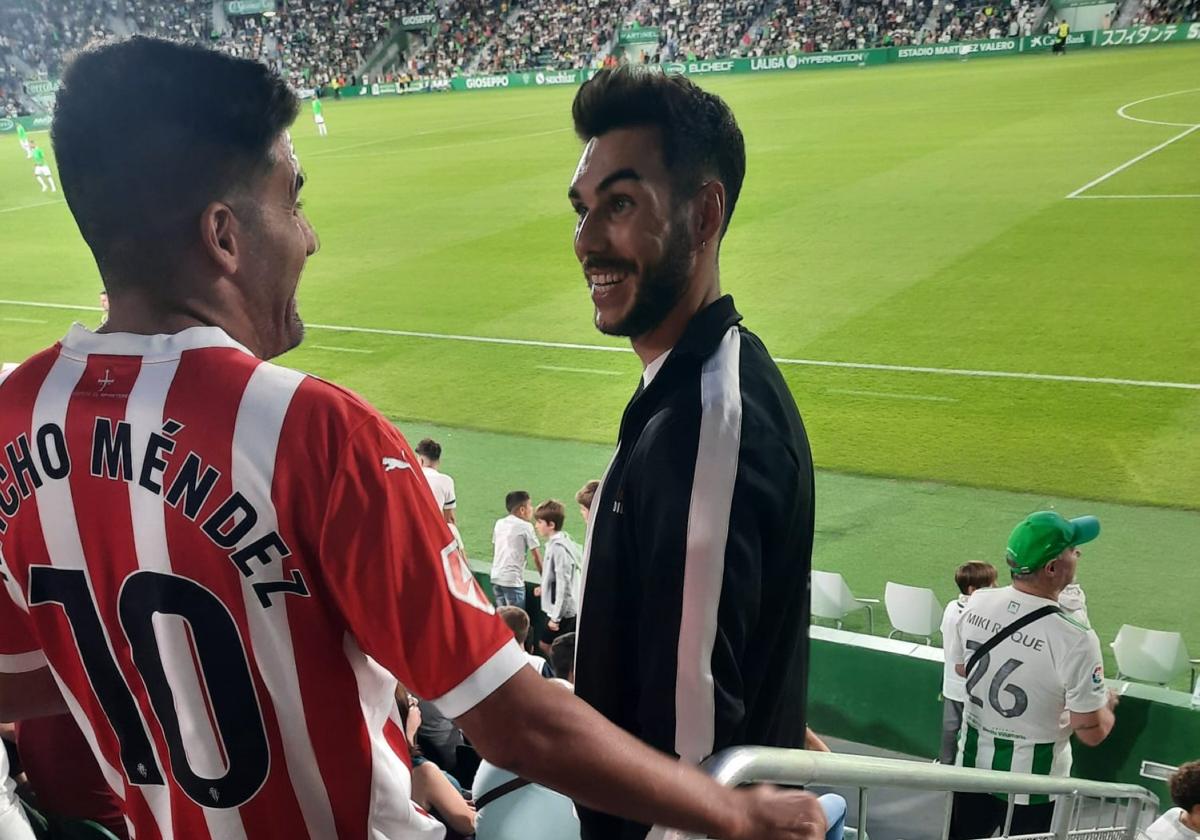 Carmona, con la camiseta de Nacho, conversa con Dani Martín.