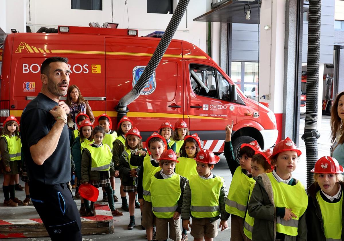 Los escolares conocieron el parque de Bomberos.