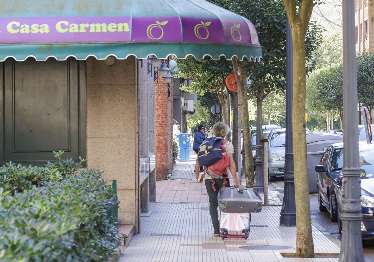 Un visitante de la ciudad arrastrando maletas en la calle Doctor Aquilino Hurlé, en el barrio de La Arena, el pasado fin de semana.