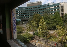 El antiguo HUCA, presa del abandono y los constantes robos.