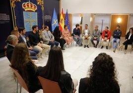 Deportistas, técnicos y jueces olímpicos y paralímpicos asturianos, con Adrián Barbón, Vanessa Gutiérrez y Manuela Fernández, ayer, en Oviedo.