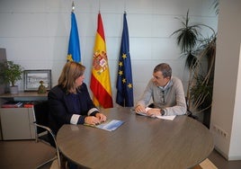 Gimena Llamedo y Javier Guillén, durante su reunión de esta mañana.