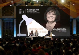 Ana Blandiana, este lunes, en un encuentro con alumnos.