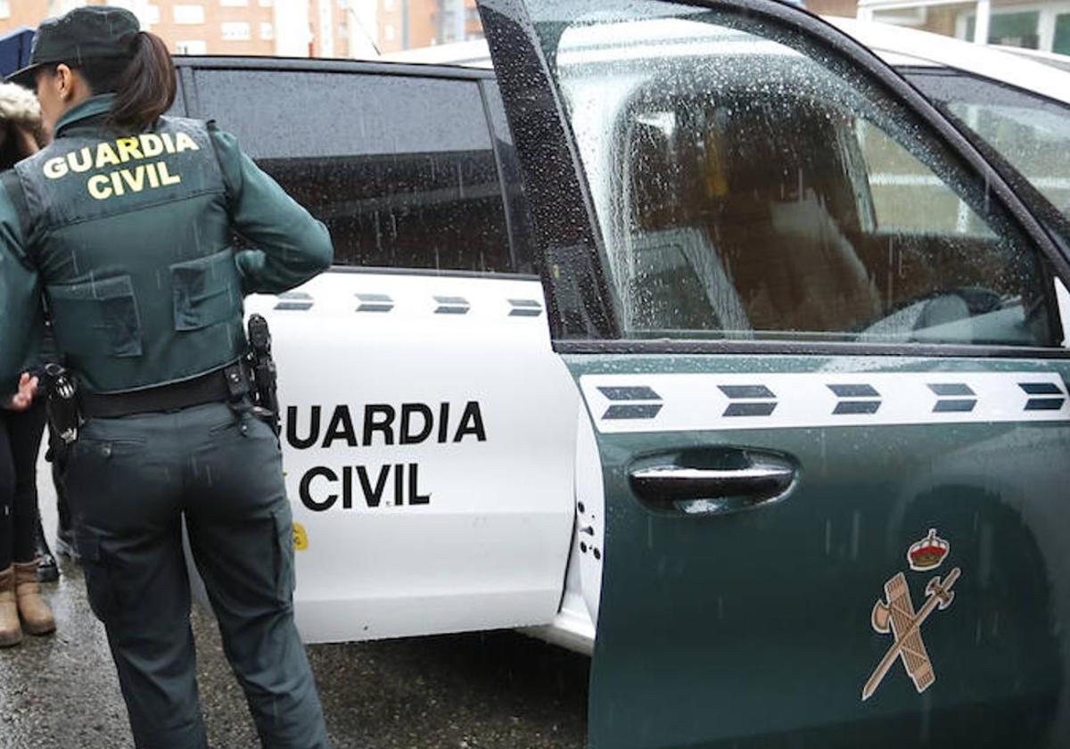 La Guardia Civil procedió a la detención de tres personas como supuestos autores de los daños vandálicos.