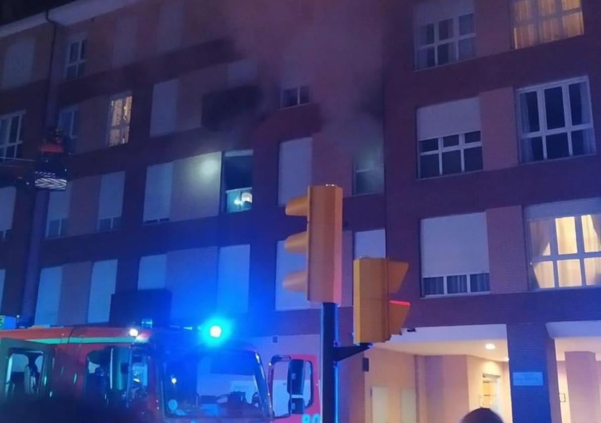 Los bomberos durante la intervención en el piso de Nuevo Roces, ayer por la noche.