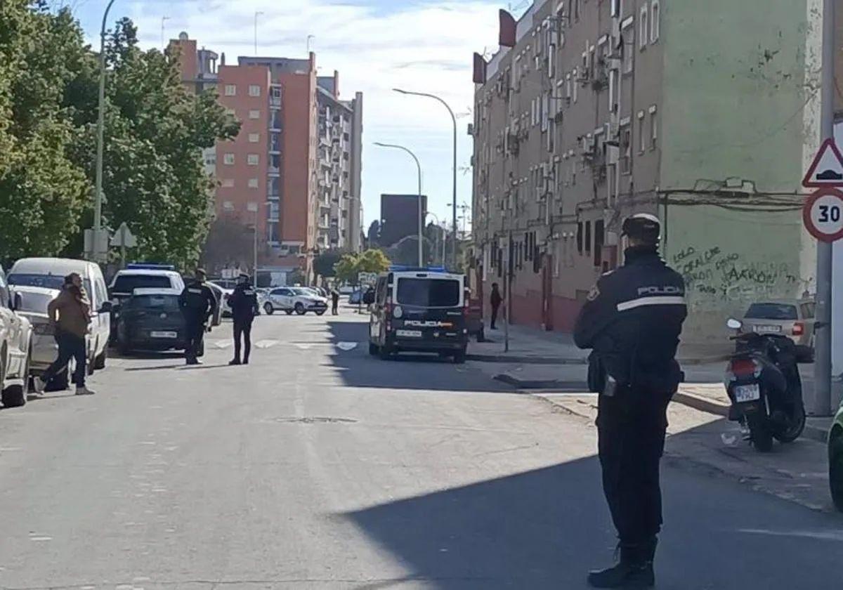 Agentes de la Policía Nacional en el barrio de El Torrejón, en Huelva, donde tuvo lugar el tiroteo del pasado 10 de septiembre.