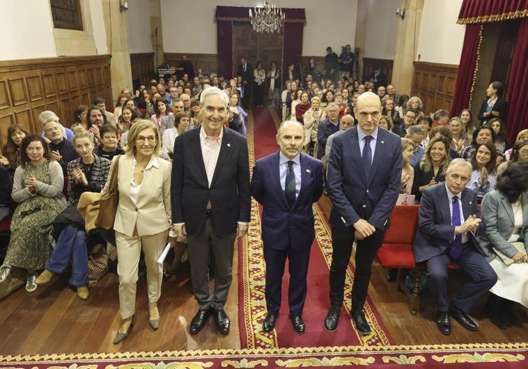 Marta Mateo, Michael Ignatieff, Ignacio Villaverde y Armando Menéndez antes de comenzar el acto.