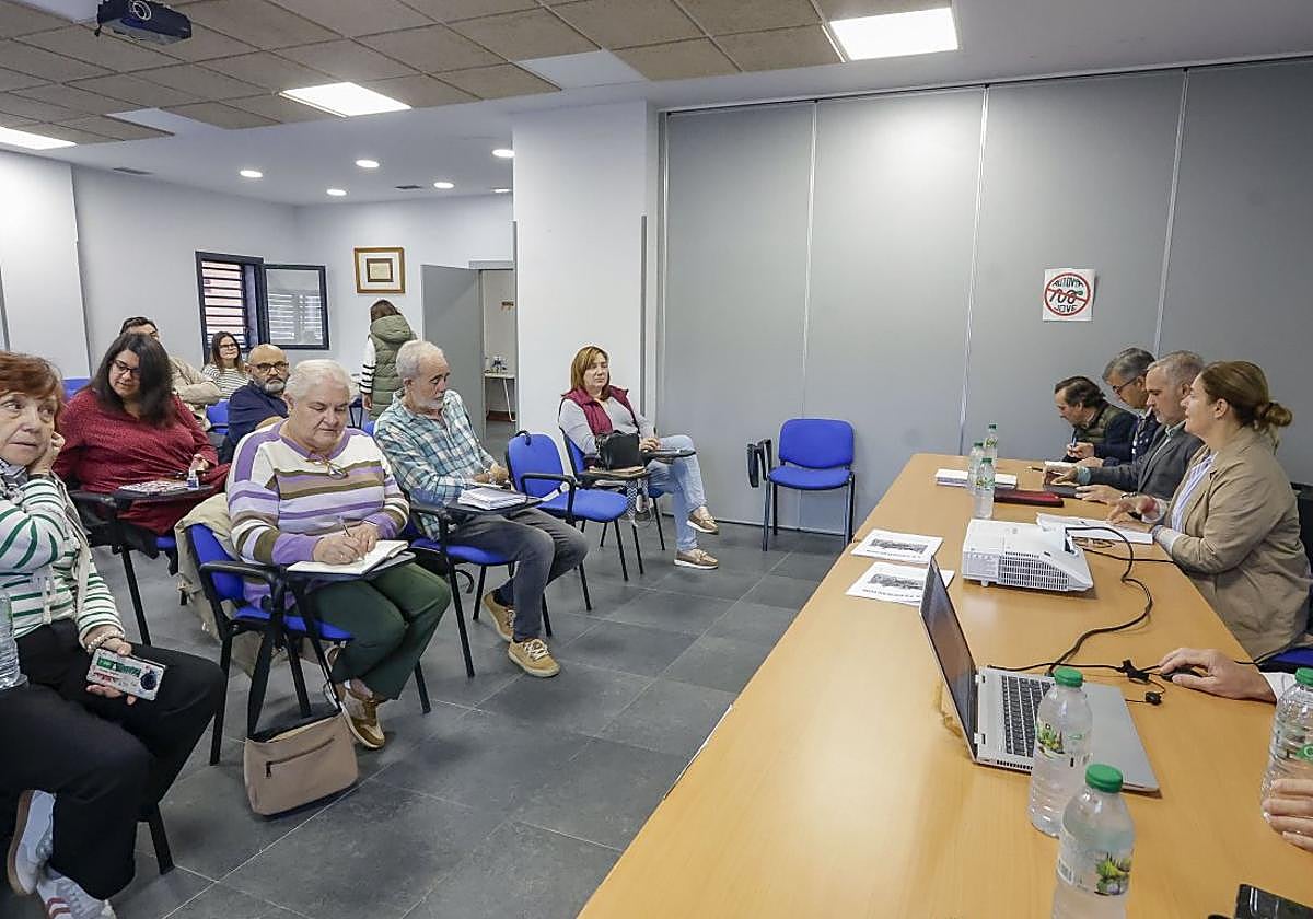 La gerente del Área Sanitaria V, Marisa Sánchez (derecha), con parte de su equipo directivo, en la sede de la Federación de Asociaciones de Vecinos (FAV) de la zona urbana.