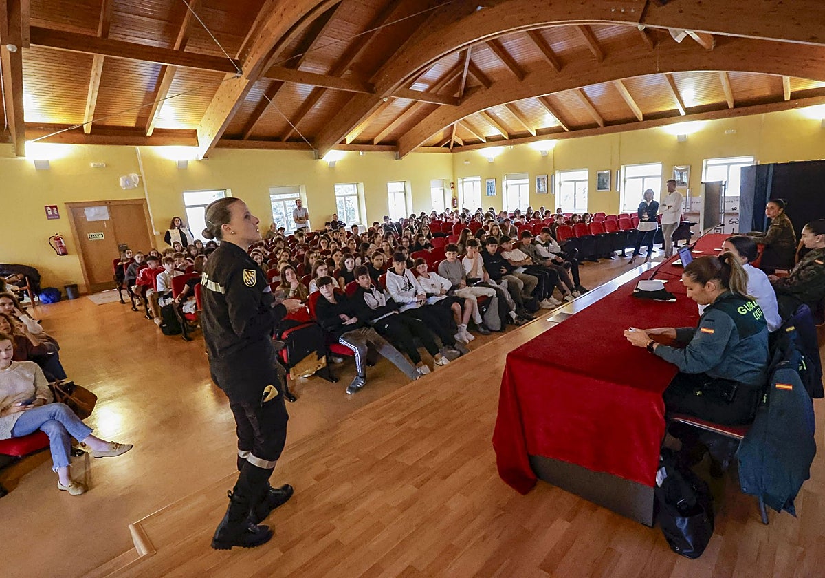 La capitán de la UME María Novo en la charla con alumnos del IES La Laboral y El Piles, en Gijón.