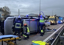 Intervención de los Bomberos en uno de los coches implicados en el accidente.