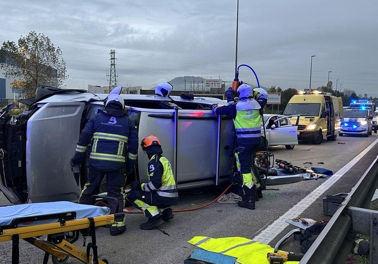 Intervención de los Bomberos en uno de los coches implicados en el accidente.