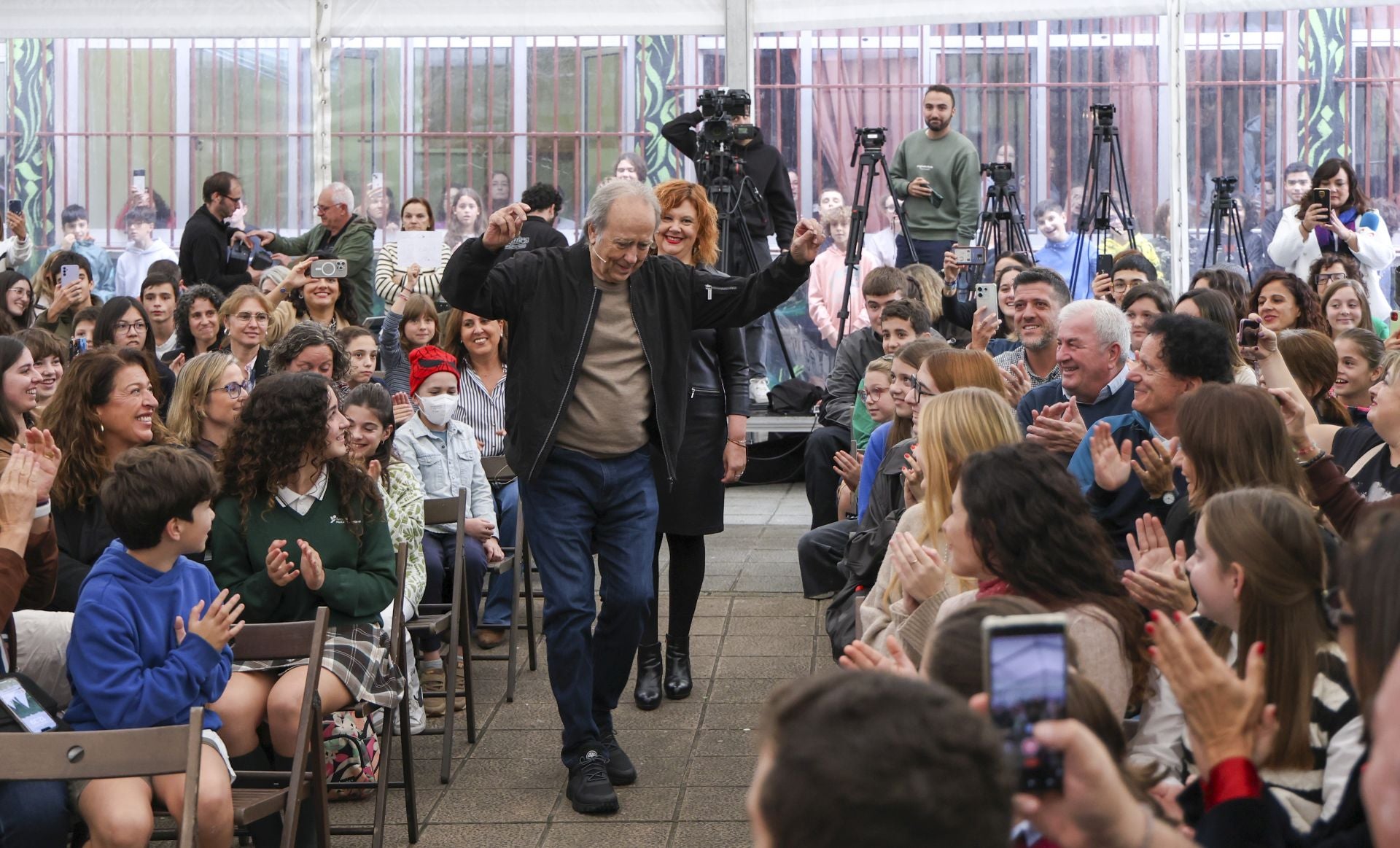 Serrat, pletórico en Asturias: las mejores imágenes de su llegada