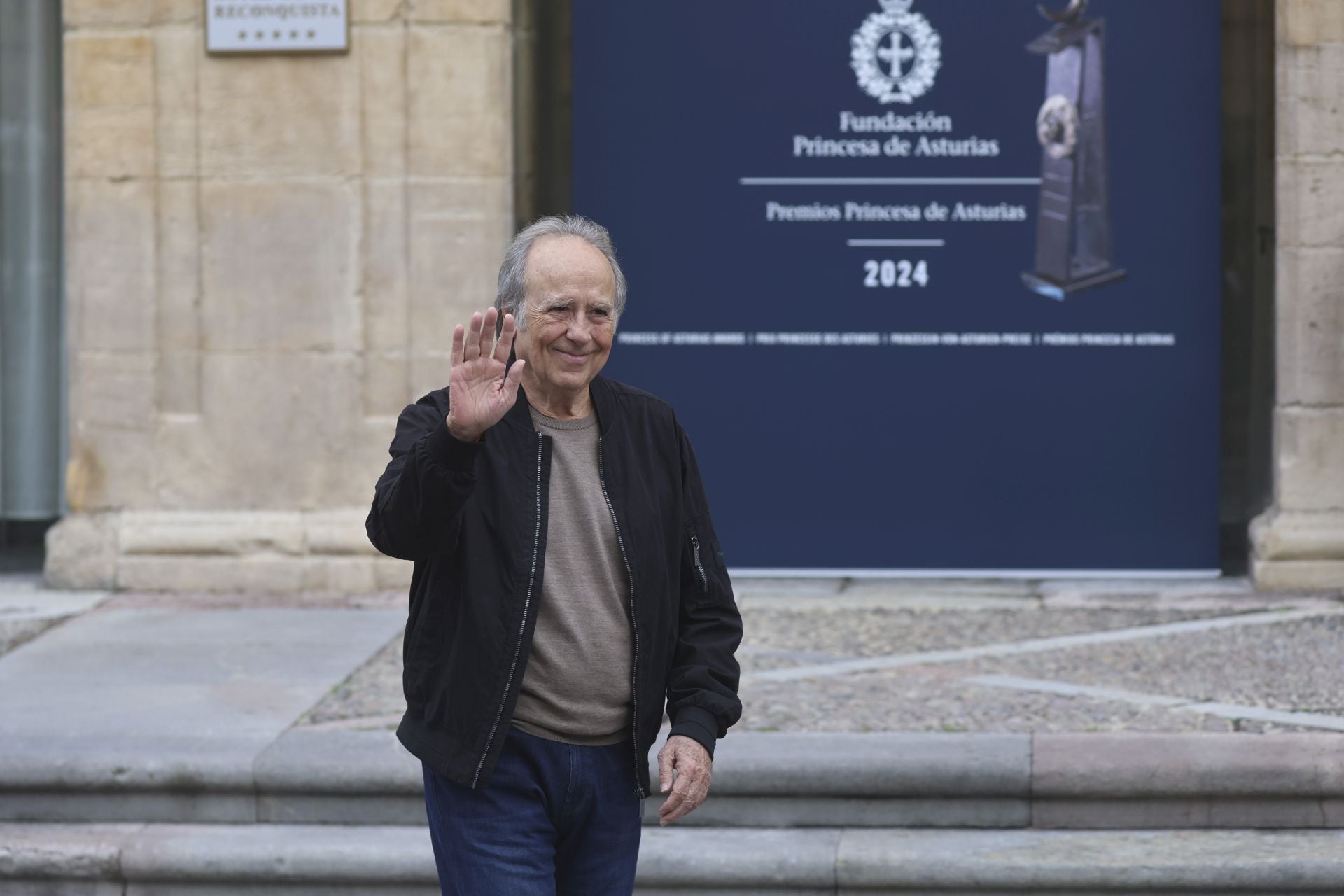 Serrat, pletórico en Asturias: las mejores imágenes de su llegada