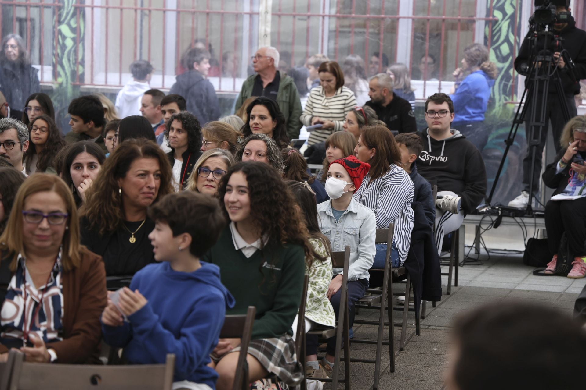 Serrat, pletórico en Asturias: las mejores imágenes de su llegada