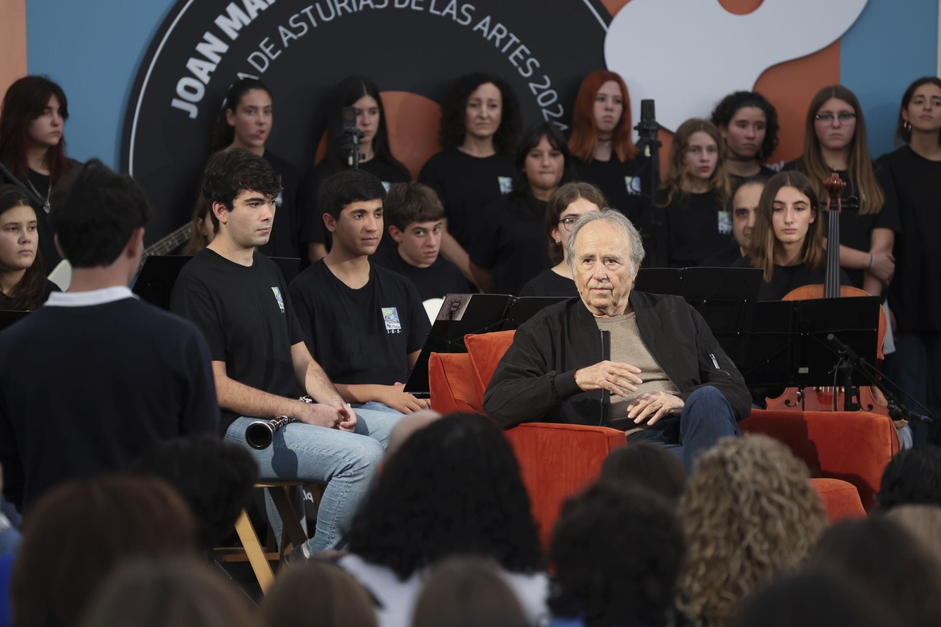 Serrat, pletórico en Asturias: las mejores imágenes de su llegada