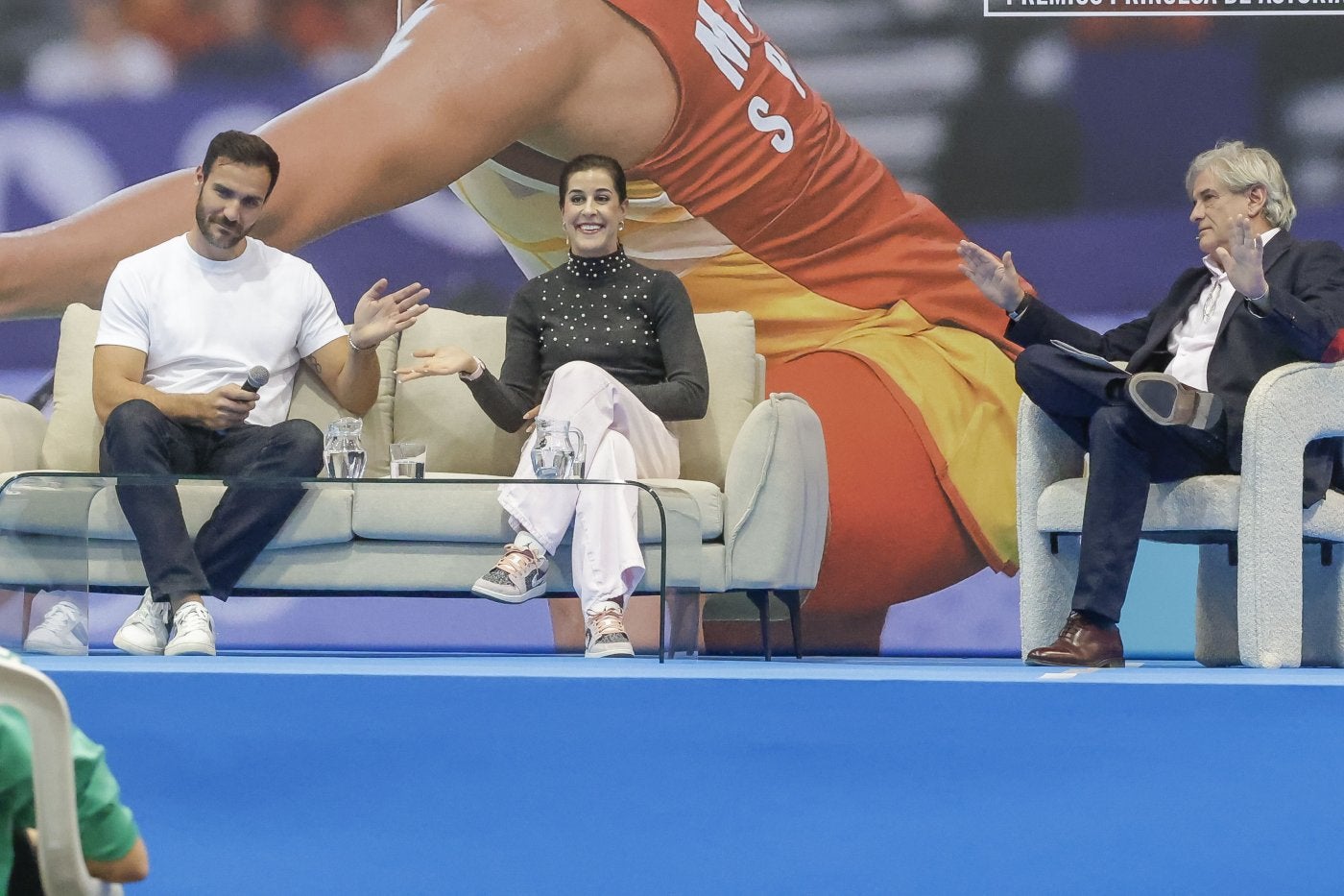 Saúl Craviotto y Carolina Marín se mostraron admiración mutua durante el acto de ayer en La Tejerona.