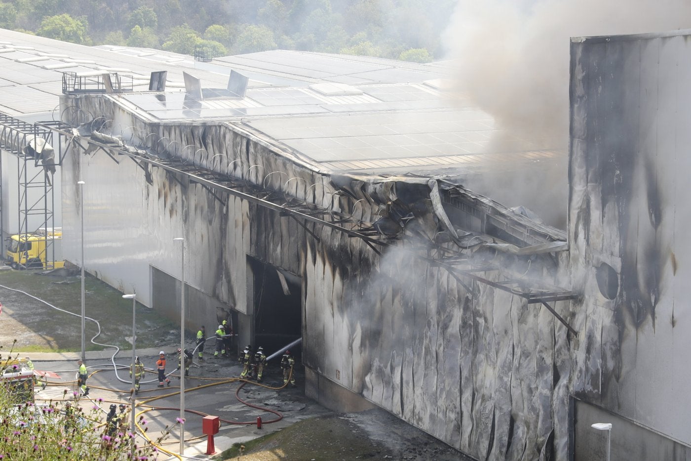 Bomberos sofocando el fuego que se desató el pasado mes de abril en la 'plantona' de Cogersa.