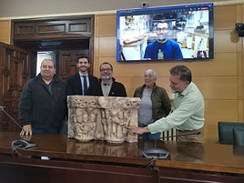 Fernando Oliva, de Canteros del Sonido; Pedro Carro, de Fundación Caja Rural de Asturias; el alcalde, Roberto García; la edil de Cultura, Angelita Cueva; y Manuel Paz, director de la Orquesta de Cámara de Siero.
