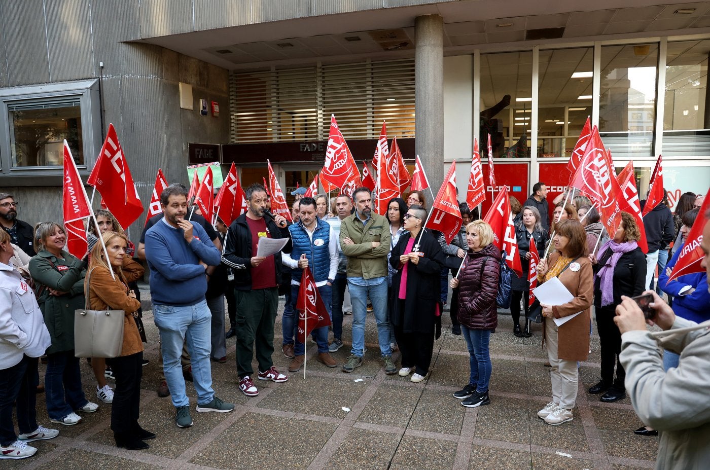 Los representantes de CC OO y de UGT, concentrados ayer, ante la sede de Fade.