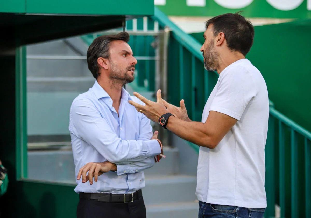 Albés y Sarabia, en los momentos previos al comienzo del partido, charlan animadamente.