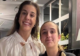 La Premio Princesa de los Deportes Carolina Marín con Verónica Pérez, de Gloria Oviedo