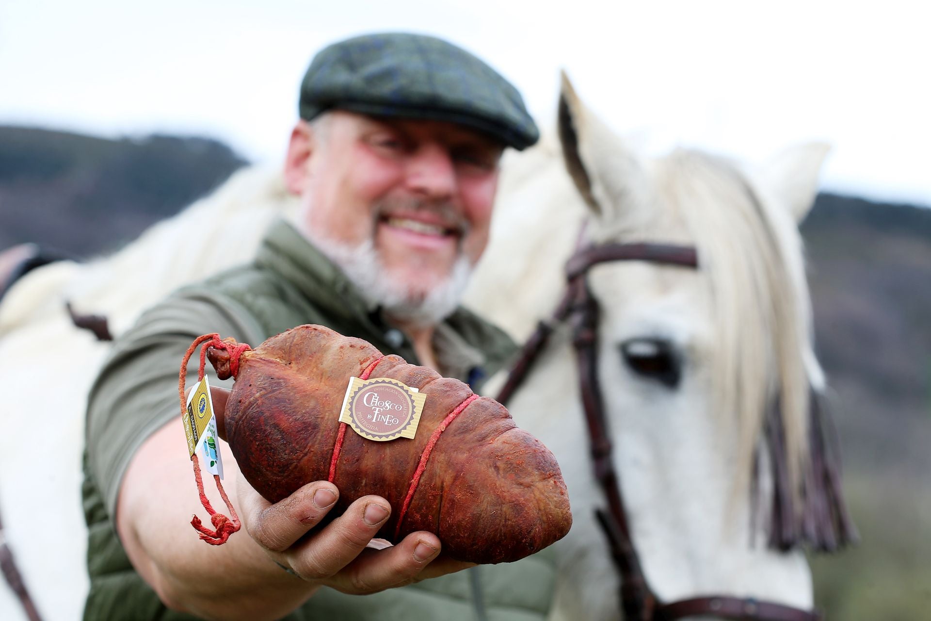 Agustín Menéndez, presidente de la IGP Chosco de Tineo, muestra una pieza del popular embutido de cerdo.