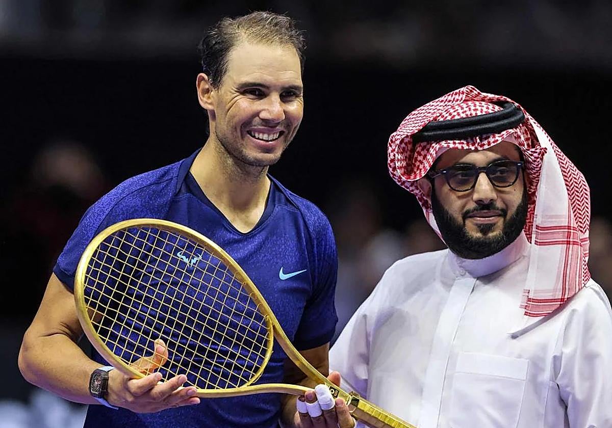 Rafa Nadal posa junto a la raqueta de oro.