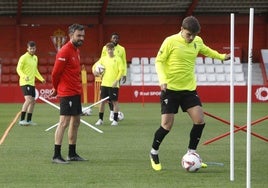 Rubén Albés, entrenador del Sporting, dirigiendo un entrenamiento.