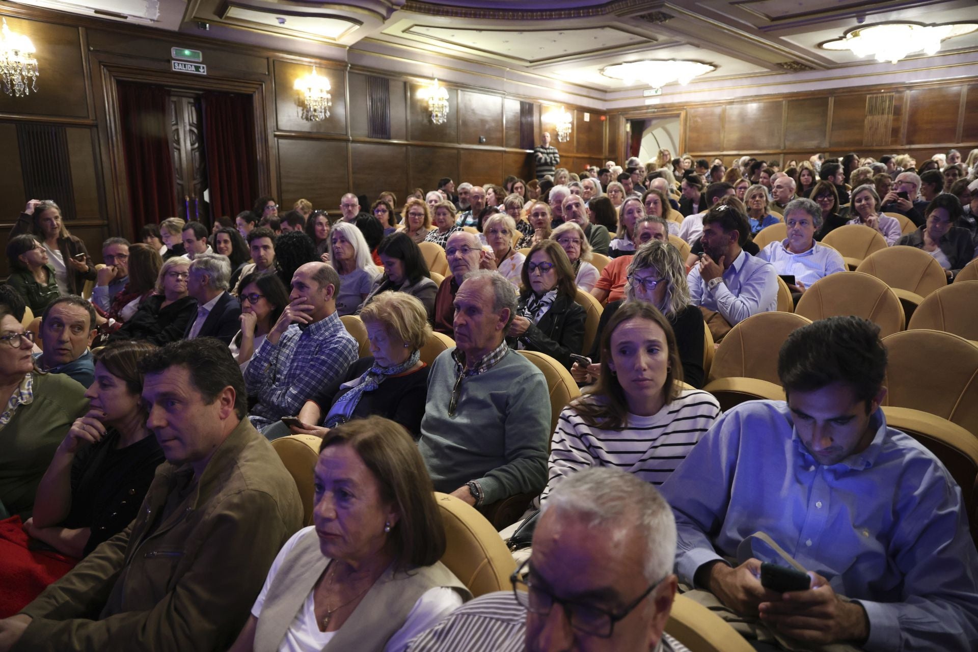 Los mejores momentos de la charla entre Joan Manuel Serrat e Iñaki Gabilondo en el Teatro Jovellanos