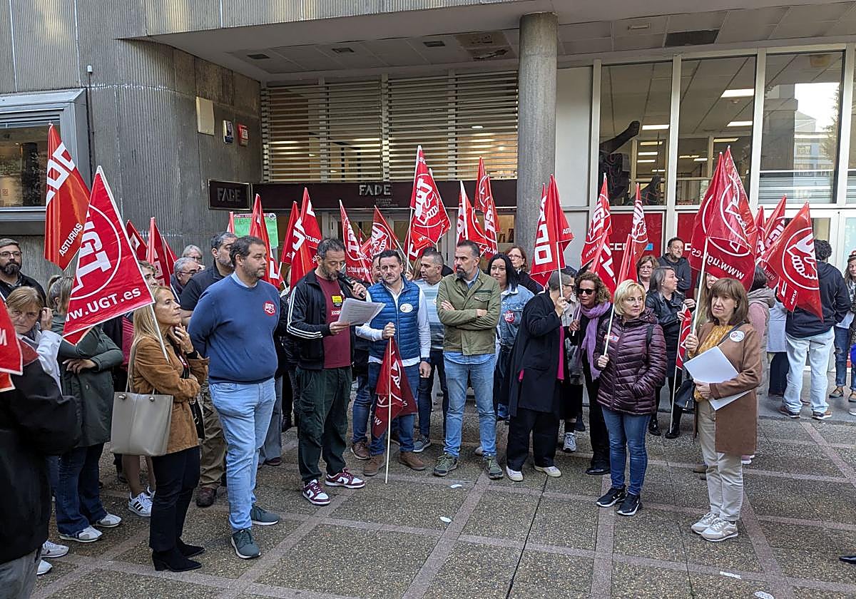Concentración de los sindicatos mayoritarios este miércoles en Oviedo para reivindicar más medidas y medios que frenen la siniestralidad laboral.