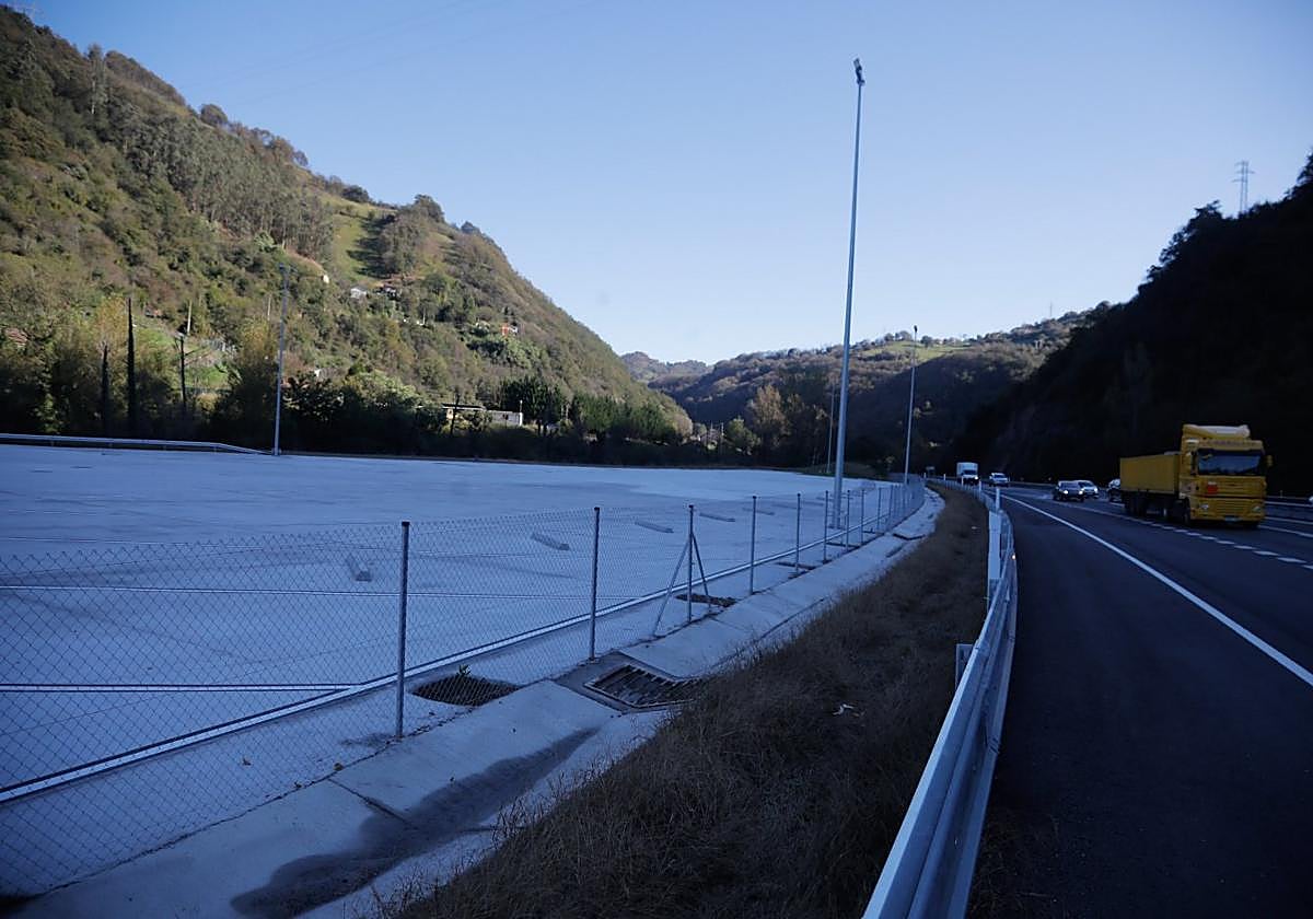 Estado actual del aparcamiento de emergencia lenense para vehículos pesados en invierno.