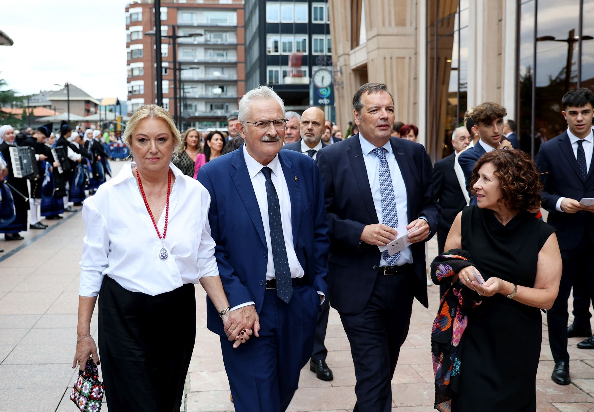 Elegancia y sobriedad entre los invitados al concierto previo a los Premios Princesa de Asturias