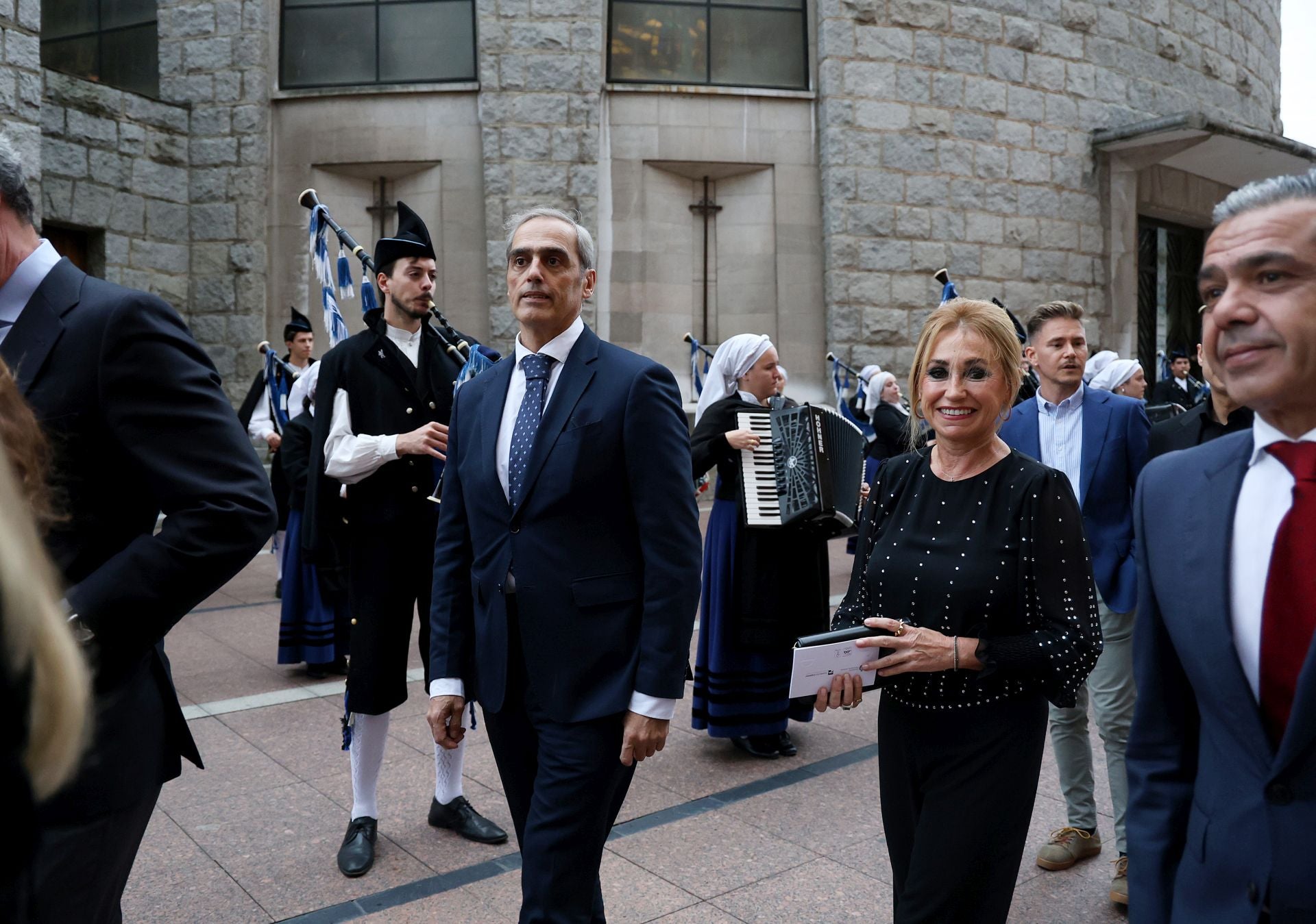 Elegancia y sobriedad entre los invitados al concierto previo a los Premios Princesa de Asturias