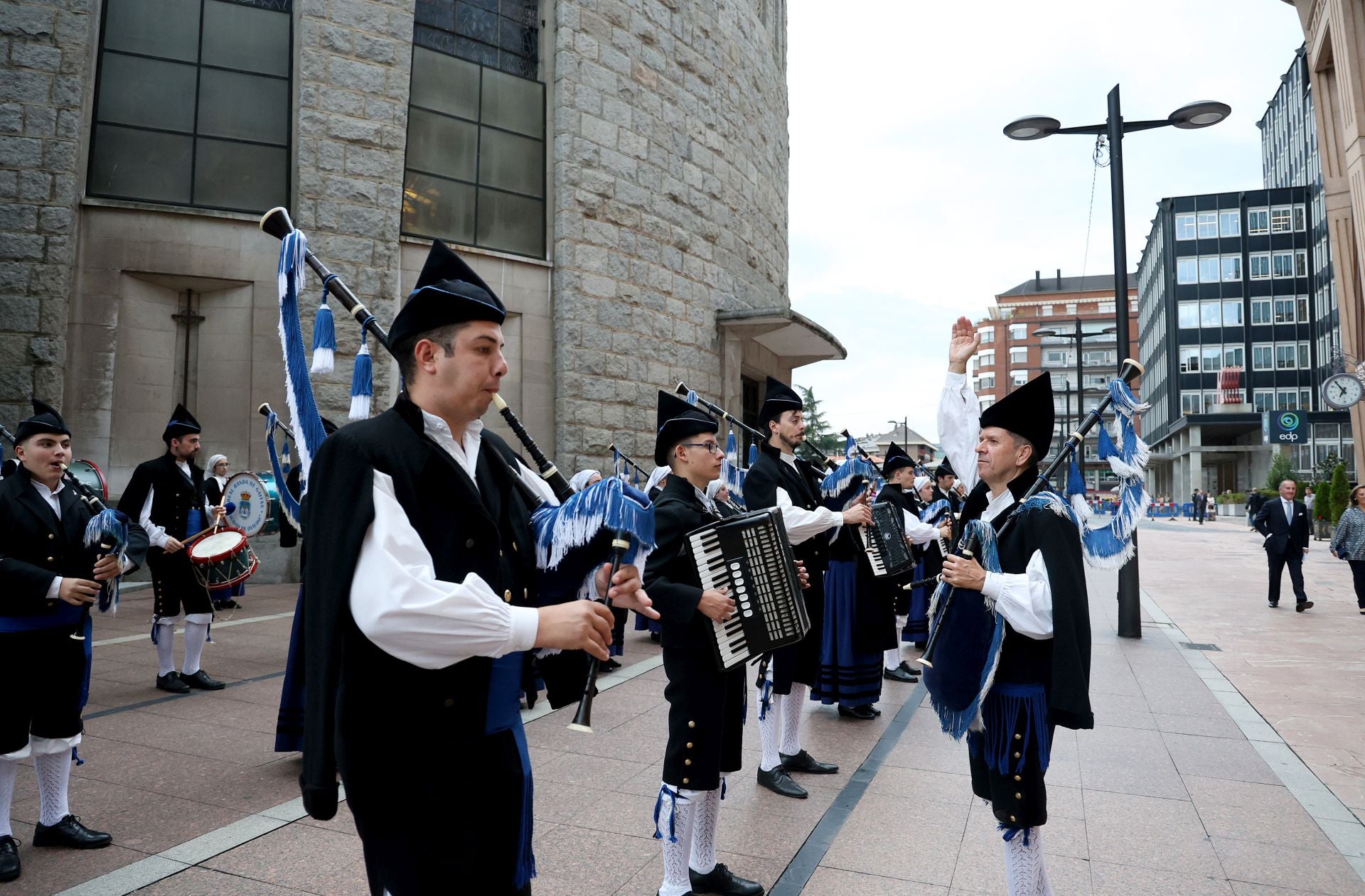 Elegancia y sobriedad entre los invitados al concierto previo a los Premios Princesa de Asturias