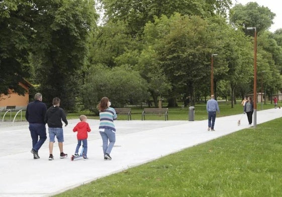 Familias caminando por la avenida de El Molinón de Gijón para pasear por sus 500 metros peatonalizados.