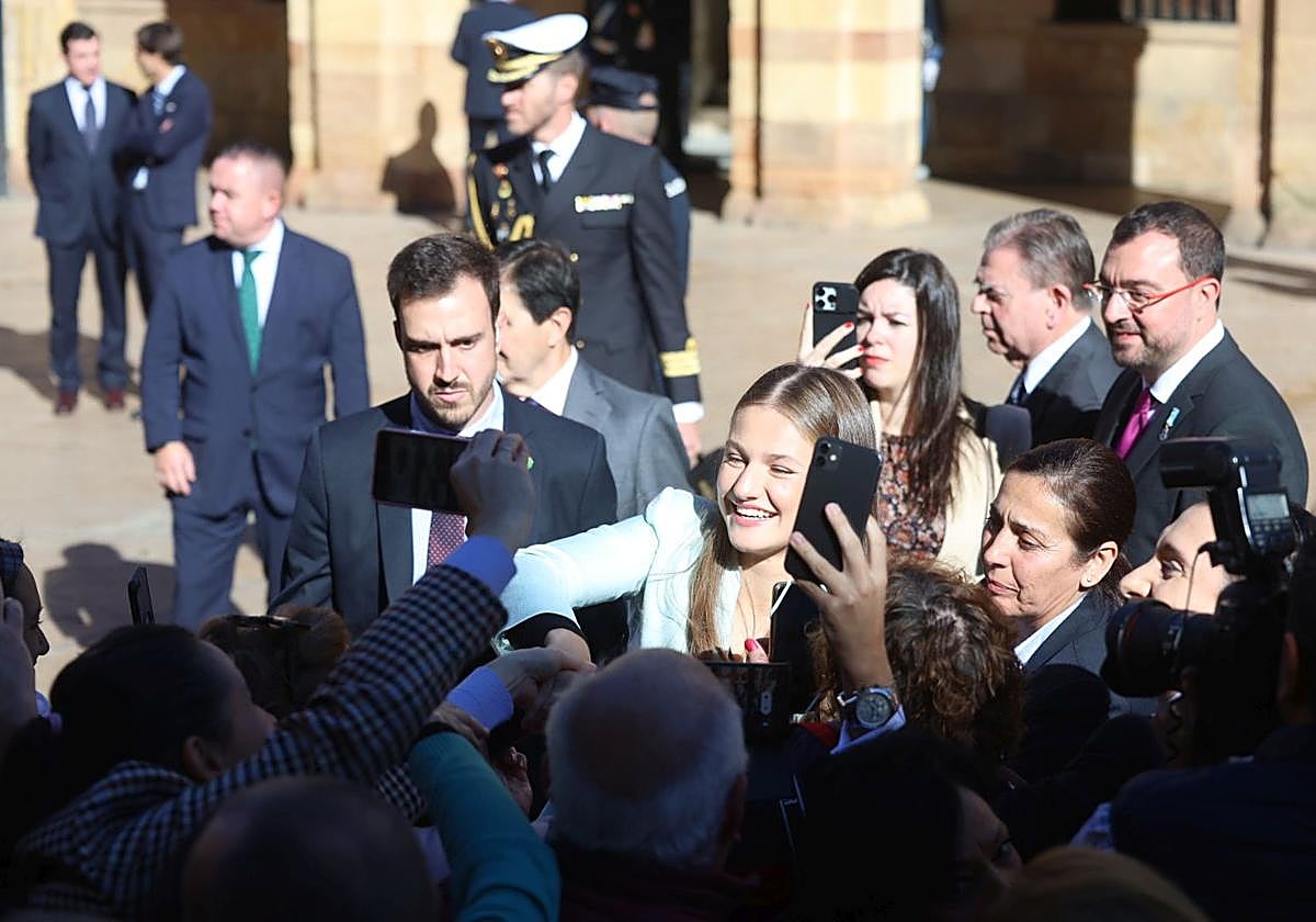 La Princesa Leonor se acercó a la gran multitud que esperaba con emoción su llegada y saludó siempre sonriente.