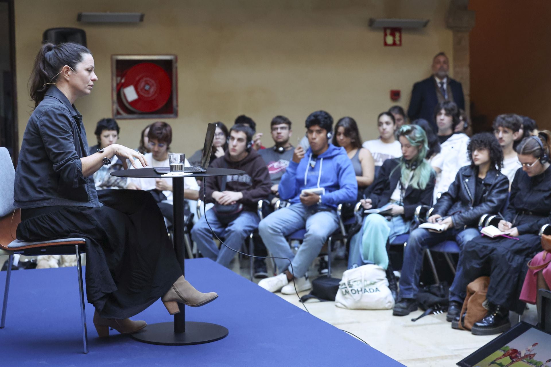 El encuentro de la Agencia Magnum con alumnos de la Escuela Superior de Arte del Principado, en imágenes