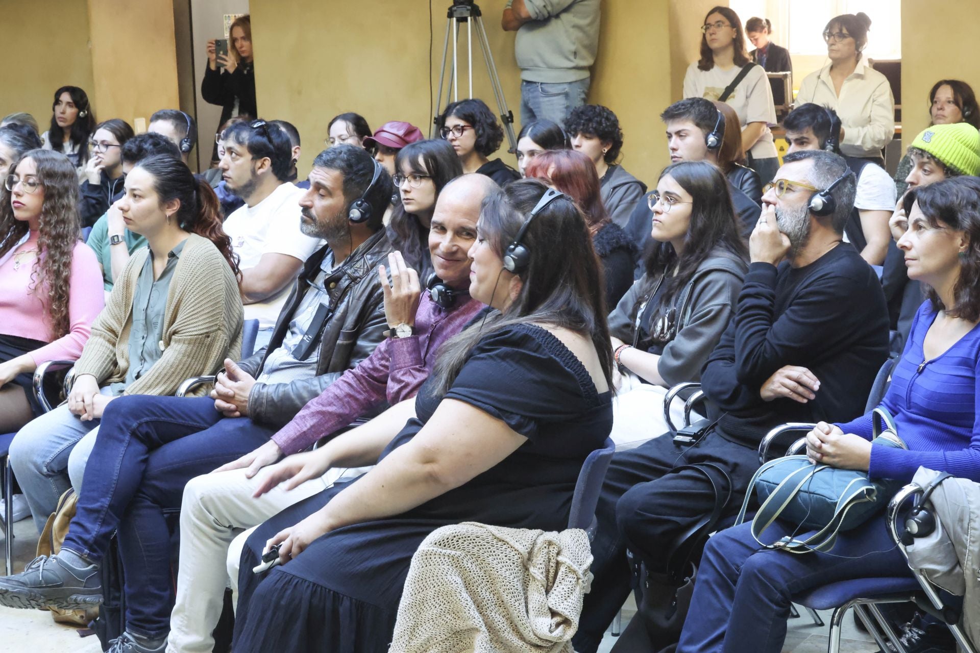 El encuentro de la Agencia Magnum con alumnos de la Escuela Superior de Arte del Principado, en imágenes