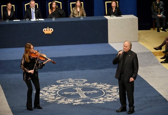 Joan Manuel Serrat interpretó en el Teatro Campoamor 'Aquellas pequeñas cosas' con la violinista Úrsula Amargós.