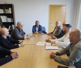 El viceconsejero Jorge García y el secretario general del PSOE de Gijón, Monchu García, con los representantes de las cooperativas de transporte.