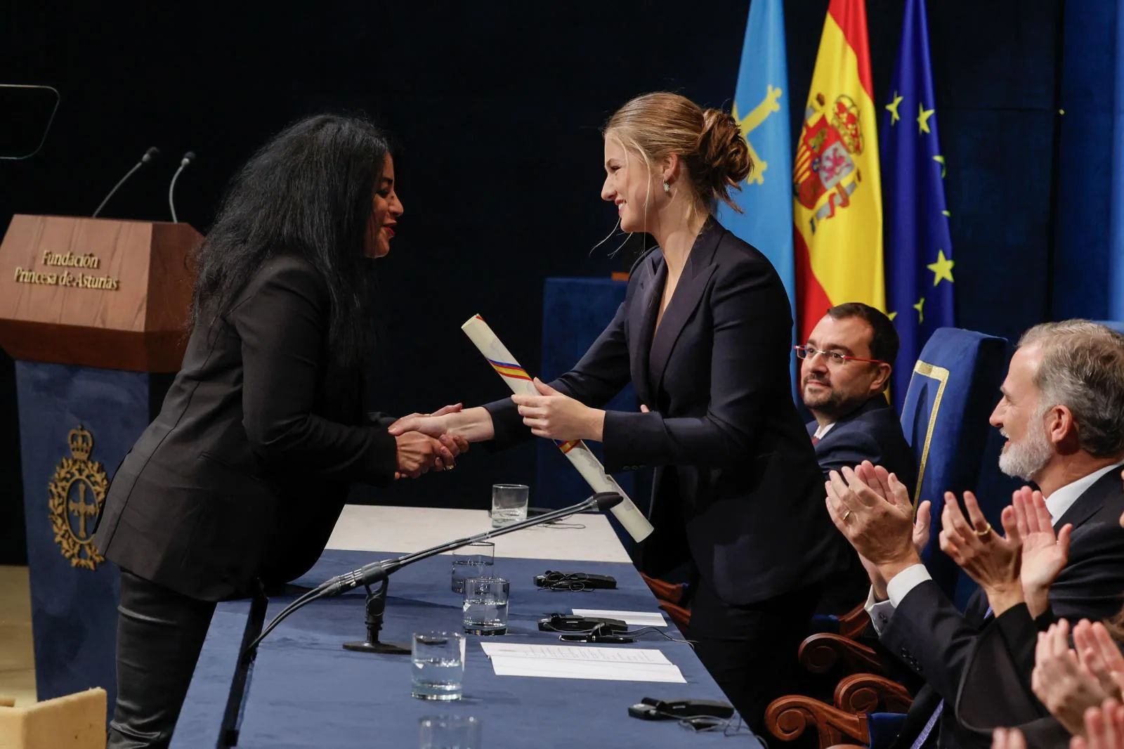 La historietista y pintora Marjane Satrapi recibe el Premio Princesa de Asturias de Comunicación y Humanidades de manos de la princesa Leonor