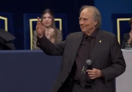 Vídeo | Serrat vuelve a los escenarios en Asturias: así sonó 'Aquellas pequeñas cosas' en los Premios Princesa