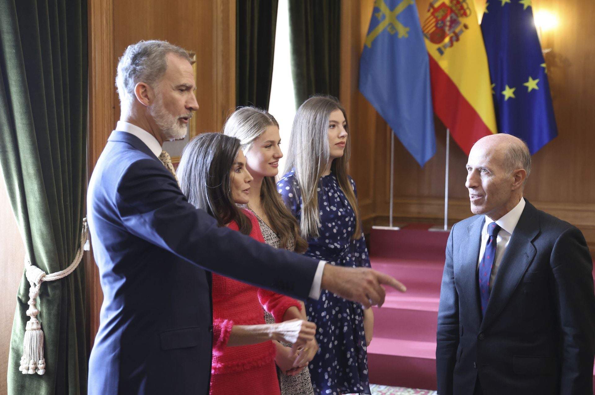 Sonrisas y cercanía: las imágenes de las audiencias de la Familia Real en el Reconquista